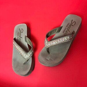 Sketchers / platform flip flops 🩶🤍​​​​​​​​​​